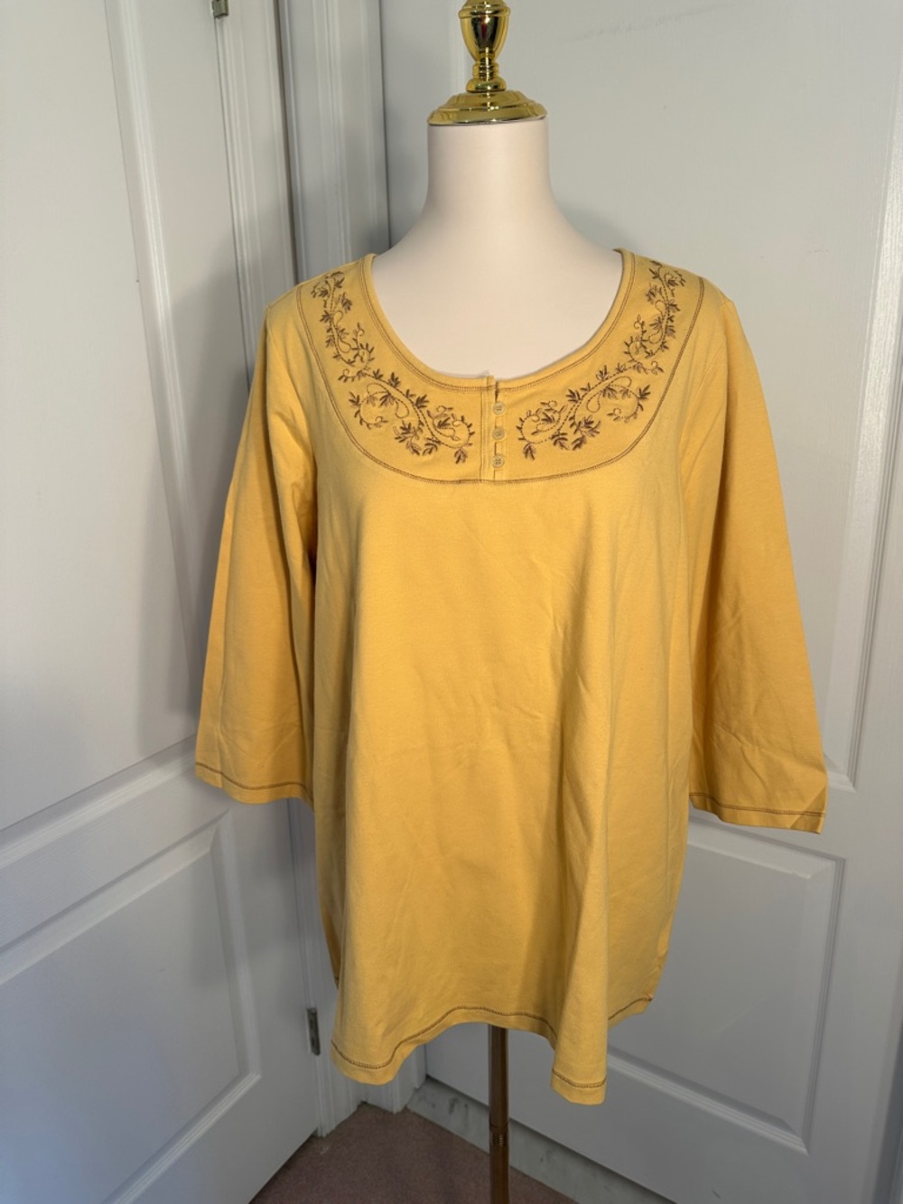 d&co Women's Yellow Embroidered Scoop Neck Top 1X. NWOT